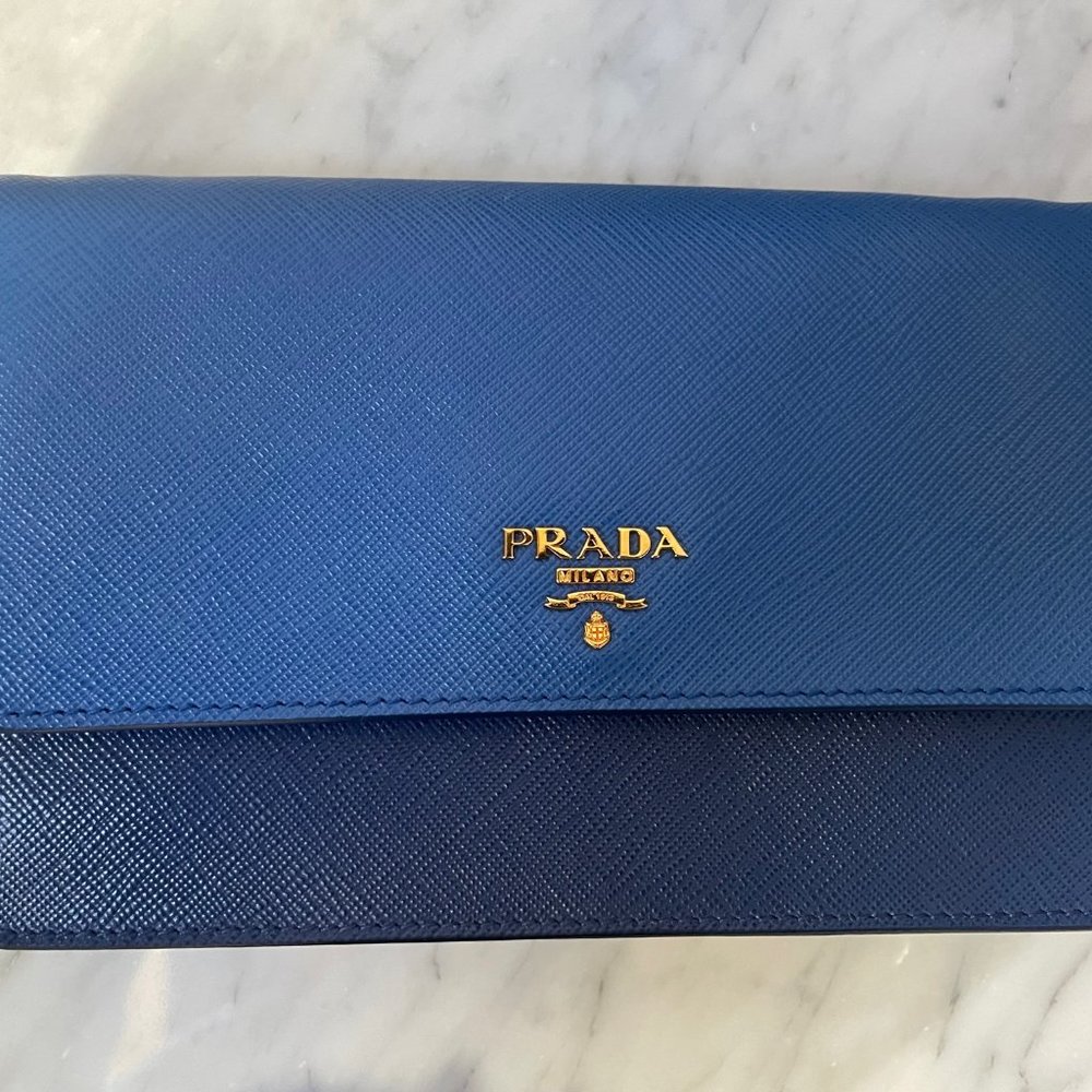 Prada - wallet shoulder